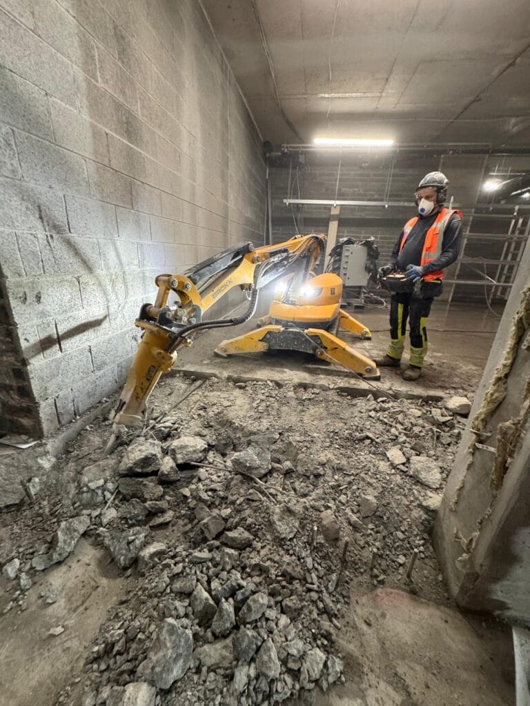 Demolari controlate cu brokk